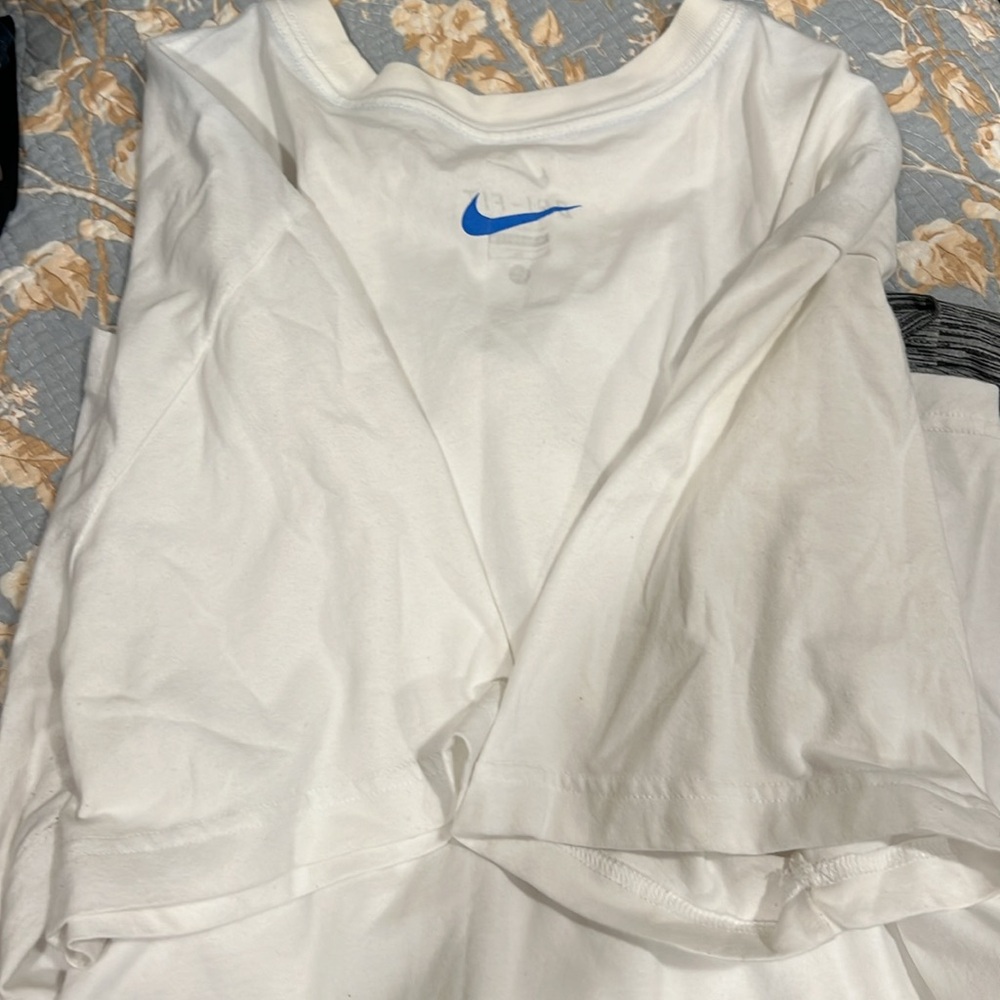 Nike Twp Pair of Shirts XXL grey and XL white - Picture 4 of 5
